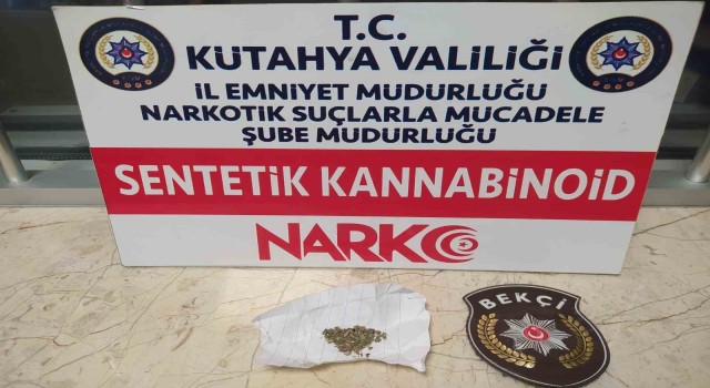 Kütahyada sürücünün araçtan attığı kağıt parçasının arasından uyuşturucu çıktı