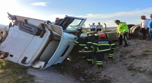 Kütahyada tır şarampole devrildi: 1 yaralı