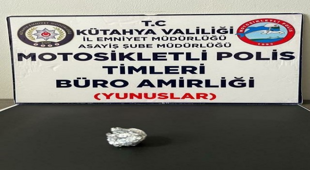 Kütahyada yoklama kaçağı şahsın üzerinde uyuşturucu bulundu
