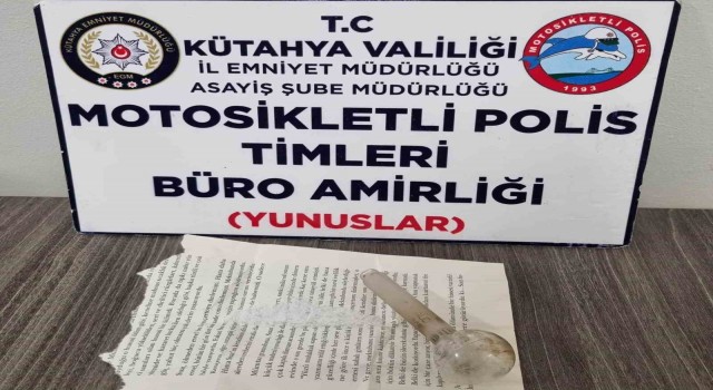 Kütahyada Yunus Timleri 3 kişinin üzerinde uyuşturucu ele geçirdi