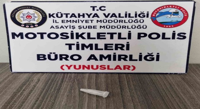 Kütahyada Yunus Timleri bir kişinin üzerinde uyuşturucu ele geçirdi