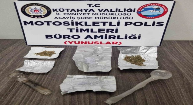 Kütahyada Yunus Timleri iki kişinin üzerinde uyuşturucu ele geçirdi