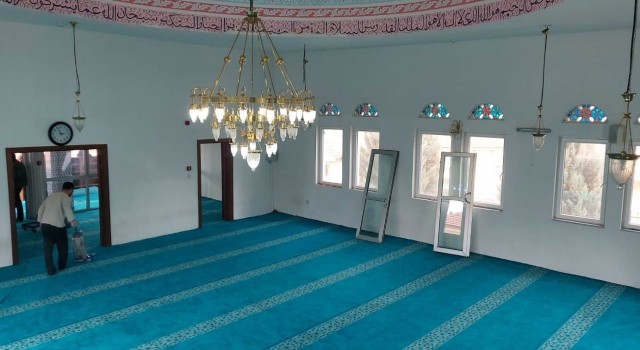 Kutluhallar köyünde hayırseverler caminin halılarını yeniledi