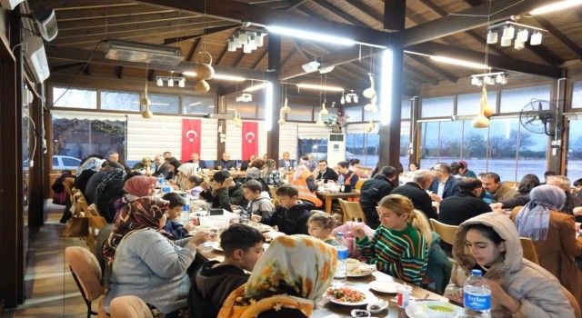 Kuyucak Belediyesinden öksüz ve yetimlere iftar yemeği
