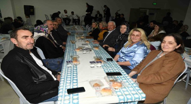 Lapseki Belediye Başkanı Eyüp Yılmaz, belediye çalışanları ve aileleriyle iftarda bir araya geldi