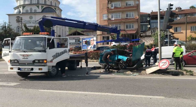 Lastiği kopan otomobil trafik lambaları direğine çarptı: 2si çocuk 4 yaralı