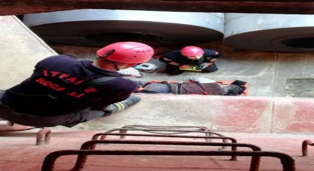 Kocaeli’de Limanda iş kazası geçiren işçiyi itfaiye erleri çıkardı