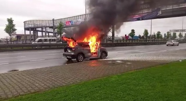 Lüks cip alev topuna döndü, kadın sürücü şans eseri kurtuldu