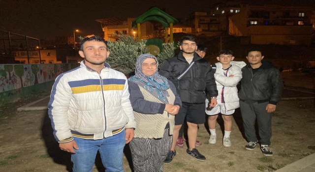 Madde bağımlılarından bıkan mahalle sakinleri parka ışıklandırma istiyor