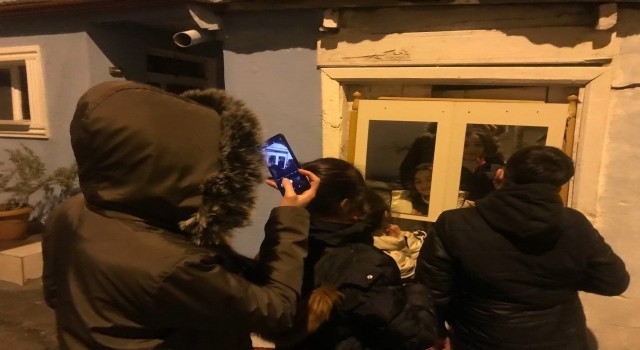 Mahalle arasındaki bir garip aynayı görenler hem şaşırıyor hem de bakmadan geçemiyorlar