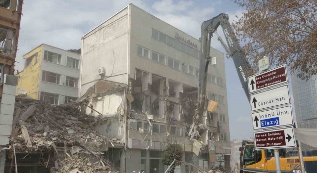 Malatyada ağır hasarlı binaların yıkımı ve enkaz kaldırma çalışmaları sürüyor
