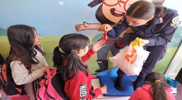 Malatyada depremzede çocuklara jandarma şefkati
