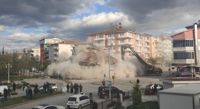 Malatyada hasarlı binaların yıkımı sürüyor