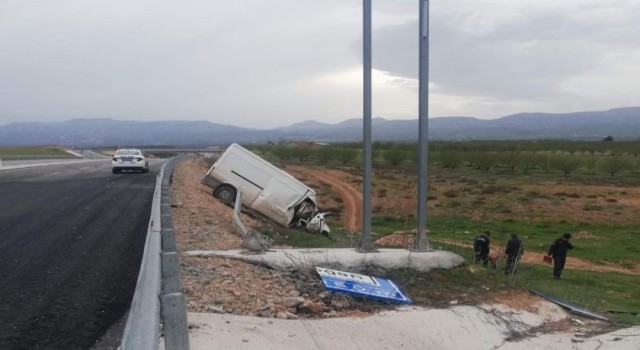 Malatyada minibüs şarampole uçtu: 1 ölü, 2 yaralı