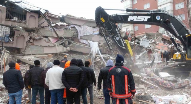 Malatyada onlarca kişiye mezar olan iki binanın enkazı kaldırıldı