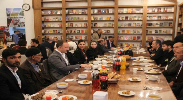 Malazgirtte depremzedeler, şehit aileleri ve gaziler onuruna iftar yemeği