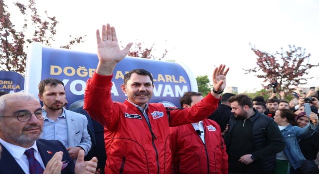 Maltepe Sahilde yürüyüş yapan Bakan Kurum gençlerle basketbol oynadı