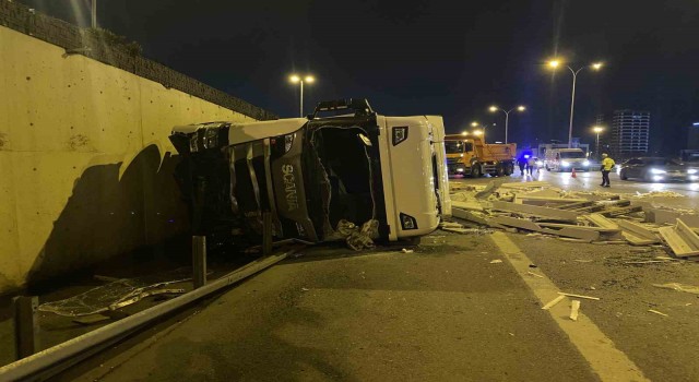 Maltepede kontrolden çıkan tır yol ayrımından D-100 kara yoluna düştü: 1 yaralı