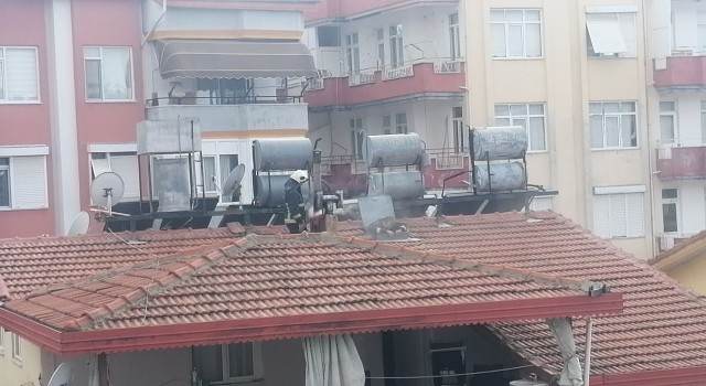 Manavgatta 3 katlı binanın çatısında çıkan baca yangını korkuttu