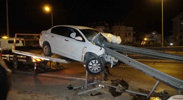 Manavgatta alkollü sürücünün kullandığı otomobil bariyere ok gibi saplandı: 1 yaralı