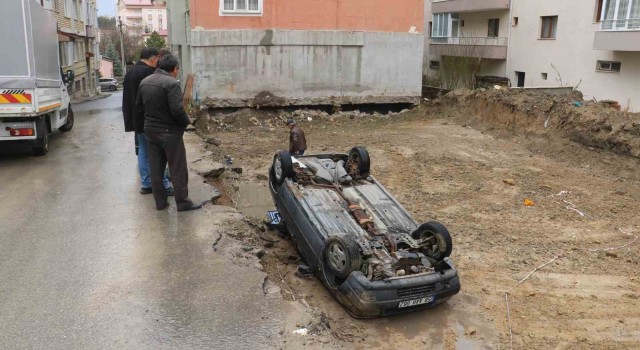 Manevra yaparken fark edemeyip inşaat temeline düştü