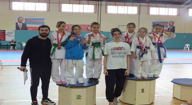 Manisa BBSKlı karatecilerden 65 madalya