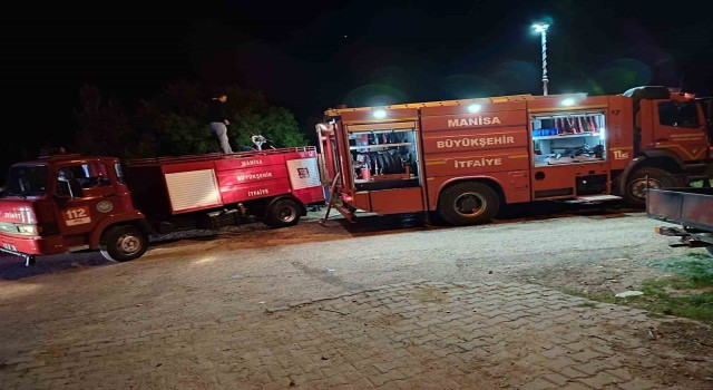 Manisada bacadan çıkan yangında ev alevlere teslim oldu