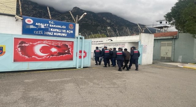 Manisada jandarma dedektifleri 21 aranan şahsı yakaladı