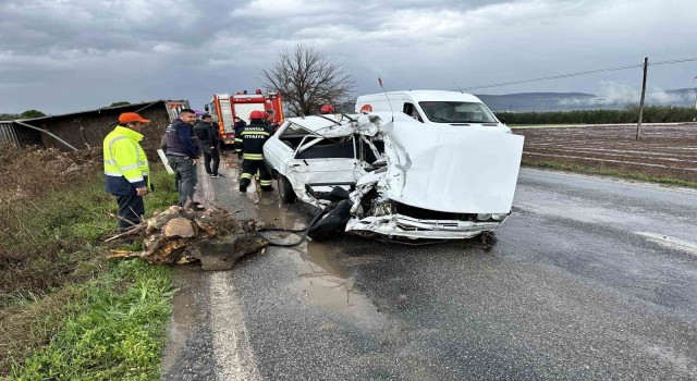 Manisada kamyonla otomobil kafa kafaya çarpıştı: 2 ölü