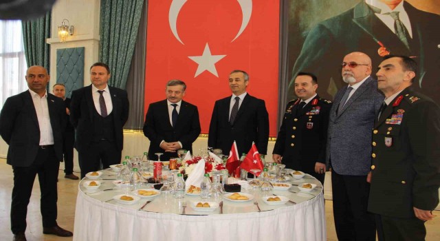 Manisada resmi bayramlaşma töreni düzenlendi