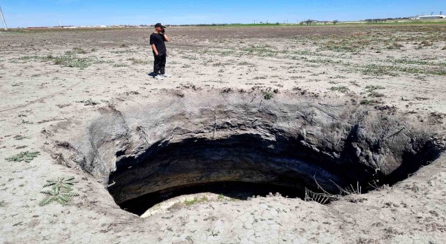 Mantar arayan gençler obruk buldu