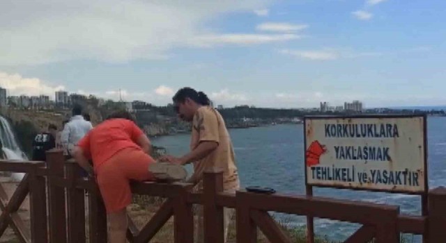 Manzara fotoğrafı için çitlerden atlayan vatandaşlar, canlarını hiçe saydı