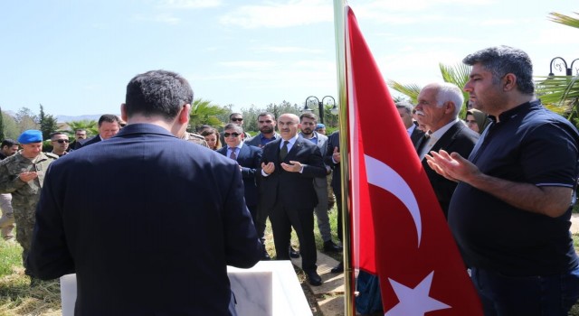 Mardin Valisi Demirtaş görevi başındaki personel ve afetzedelerle bayramlaştı