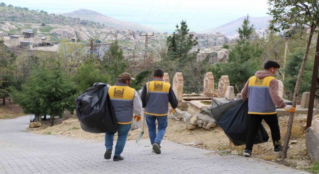 Mardinde Ramazan Bayramı öncesi mezarlıklarda temizlik ve bakım çalışması