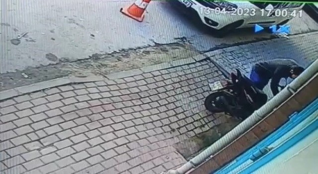 Marketin önünde duran motosikleti güpegündüz çaldı