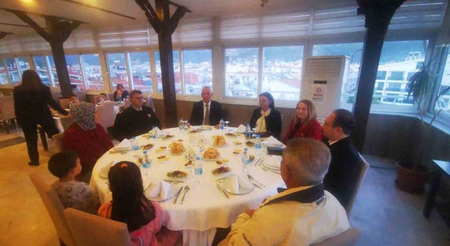 Marmaris Polisevinde konaklayan depremzedelere iftar yemeği verildi