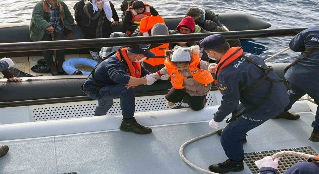 Marmariste 14 düzensiz göçmen kurtarıldı