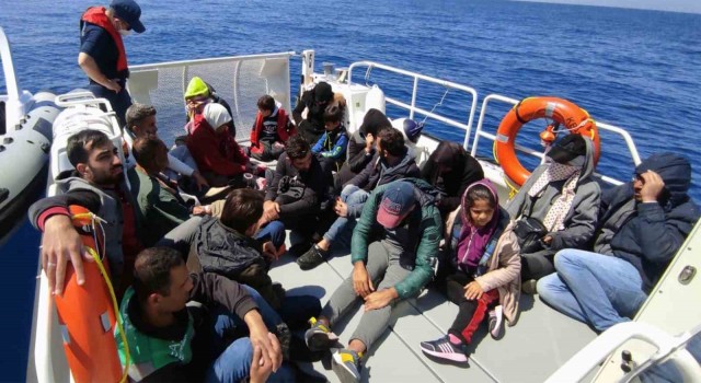 Marmariste 18 düzensiz göçmen kurtarıldı