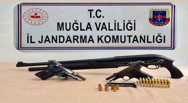 Marmariste ruhsatsız tabanca ve otomatik ve tüfeği ele geçirildi