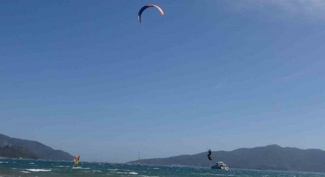 Marmariste sörfçüler renkli görüntüler oluşturdu