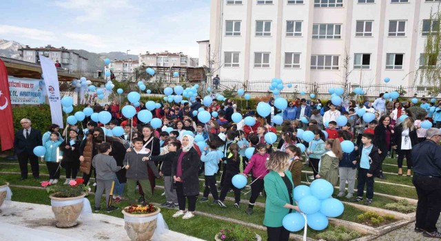 Mavi balonlar otizm farkındalığı için gökyüzüne bırakıldı