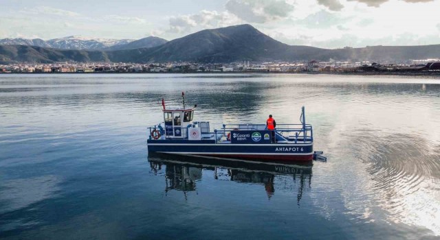 Mavi Nefes Projesi kapsamında Van Gölünde temizliğe başlandı