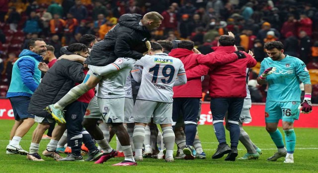 Medipol Başakşehir 3. kez Ziraat Türkiye Kupasında yarı finalde
