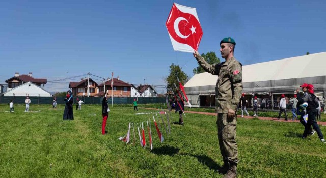 Mehmetçik Kosovadaki 23 Nisan kutlamalarında çocuklarla oyunlar oynadı