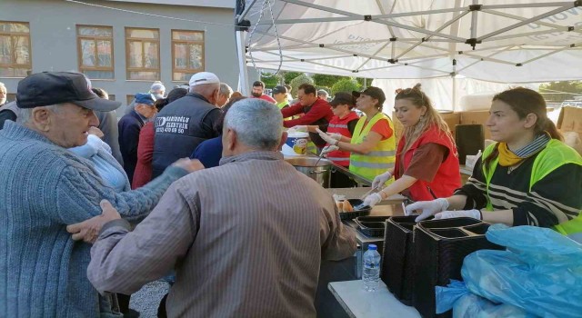 Menteşe Belediyesi deprem bölgesinde yaraları sarıyor