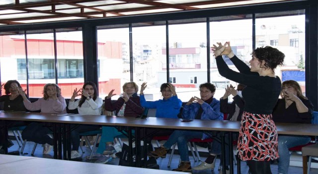 Mercek kursiyerleri işaret dili öğrenerek engelleri aşıyor