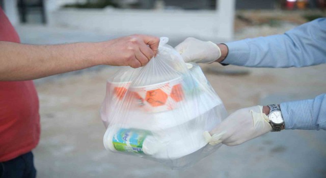 Merkezefendide depremzedelere sıcak iftar yemeği ulaştırılıyor