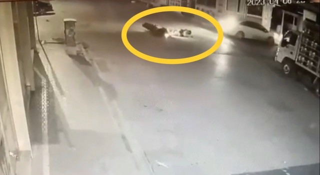 Mersinde 2 kişinin yaralandığı kaza güvenlik kamerasında