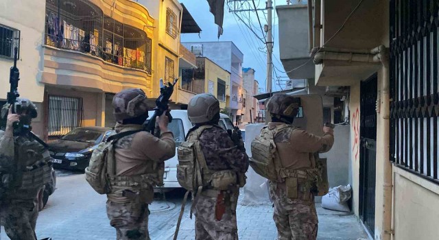 Mersinde asayiş operasyonu: 27 adreste arama yapılıyor