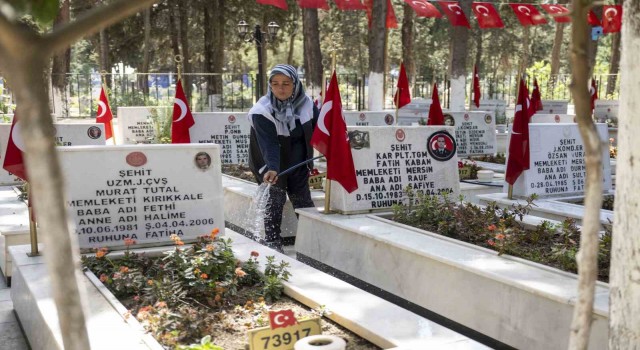 Mersinde bayram öncesi mezarlık ve ibadethaneler temizlendi